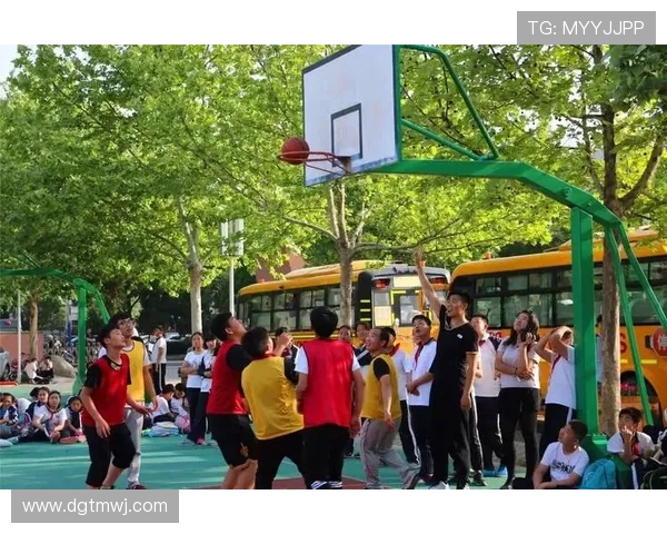 恒大与国安球迷激情对决球场内外的热血与情怀交织